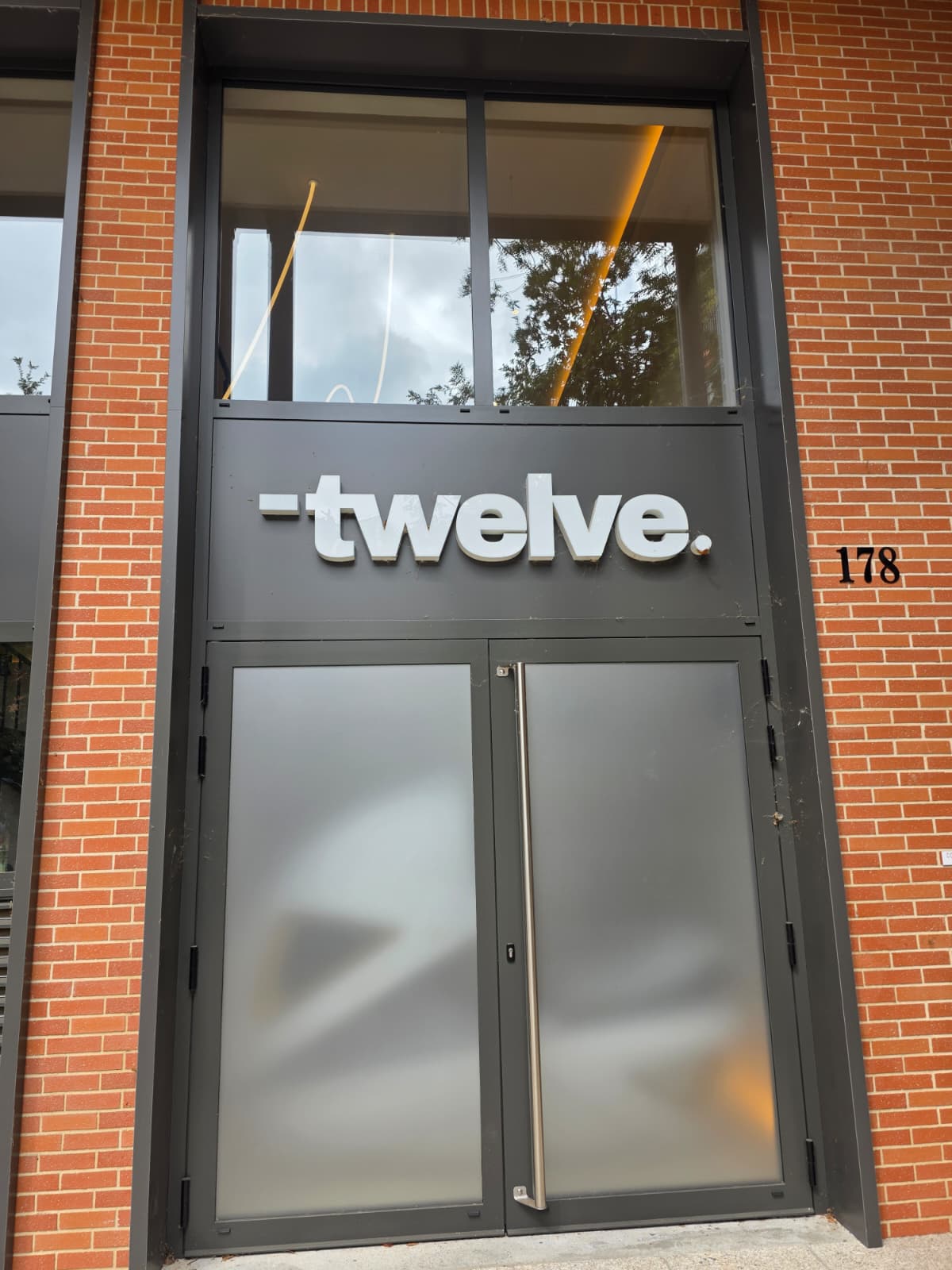 Entrée du studio avant nettoyage, toile sur le montant droit