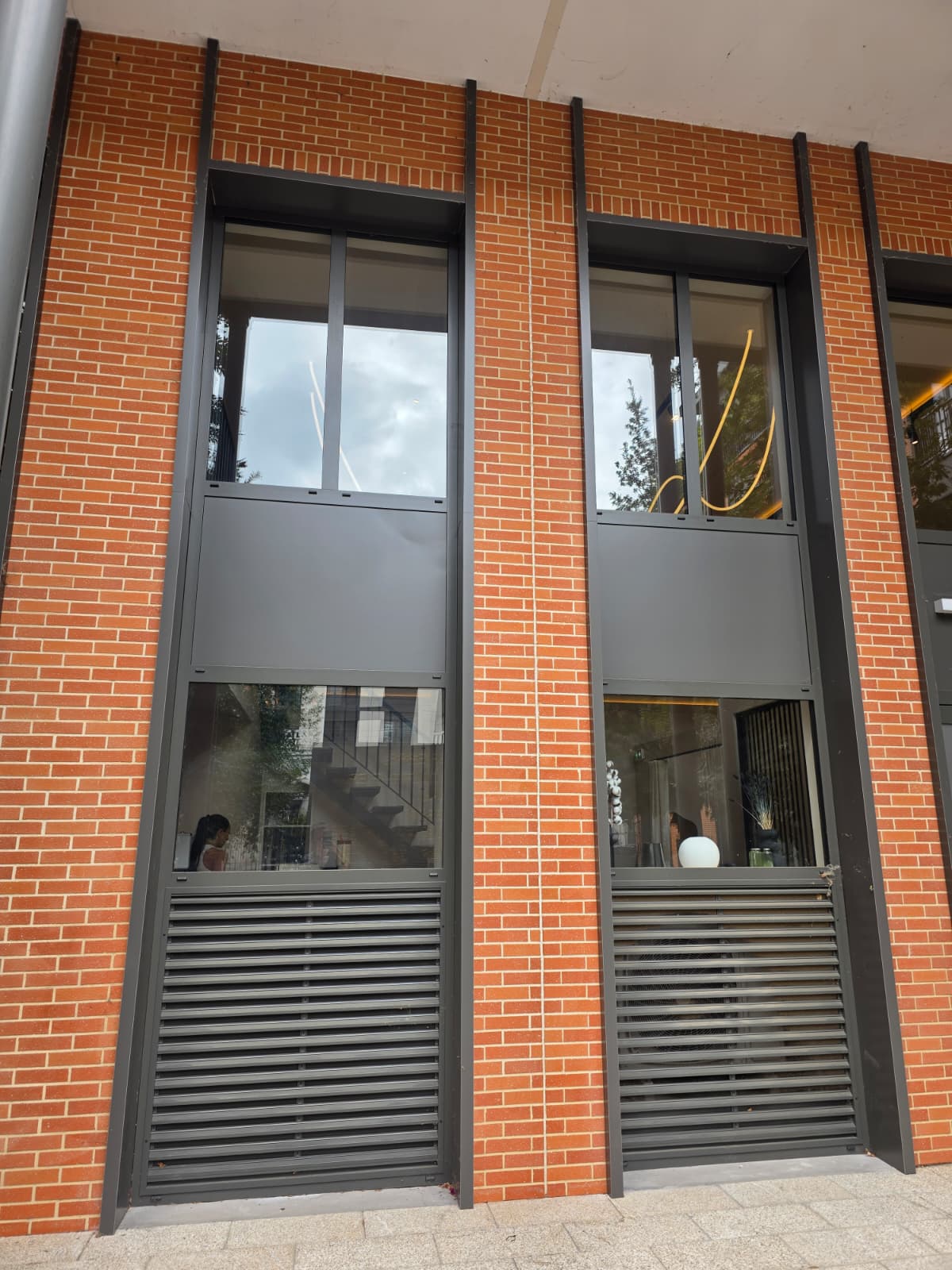 Façade latérale du studio avant intervention, avec la grille poussiéreuse encadrée